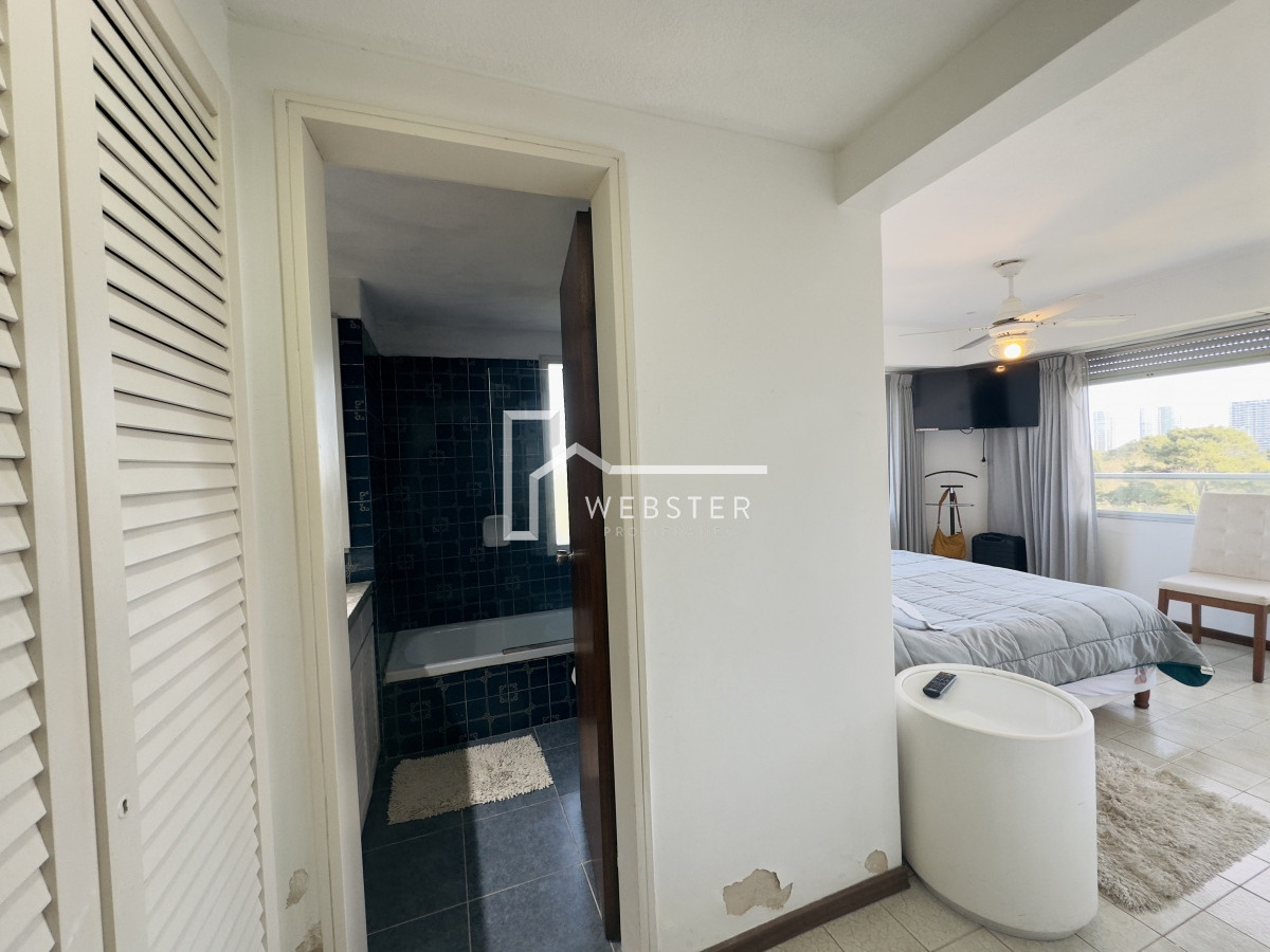 Apartamento ID.2241 - Venta de Apartamento de 2 dormitorios, 2 baños, balcon, vista.