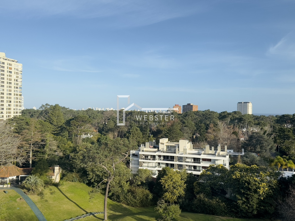 Apartamento ID.2241 - Venta de Apartamento de 2 dormitorios, 2 baños, balcon, vista.