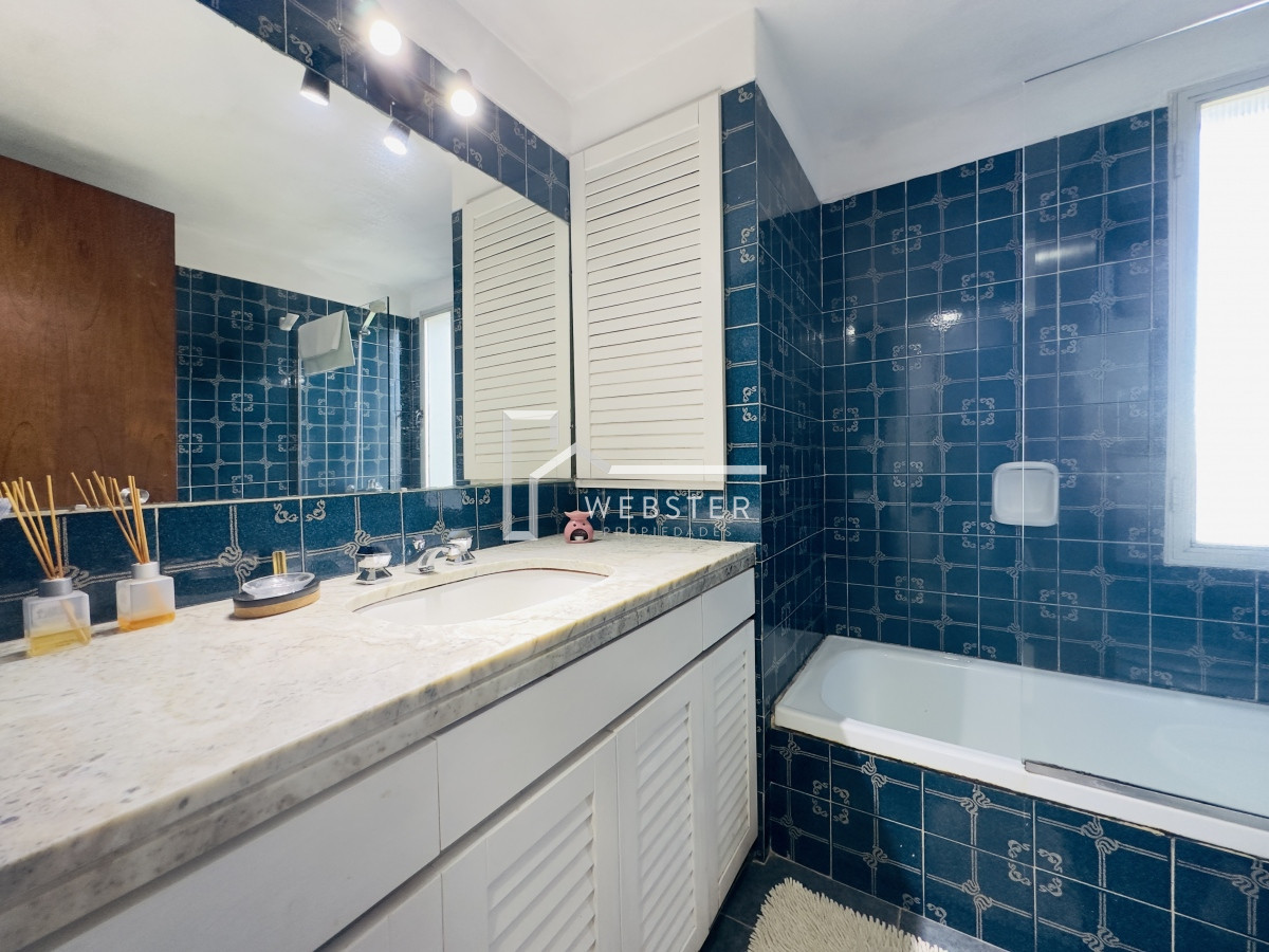 Apartamento ID.2241 - Venta de Apartamento de 2 dormitorios, 2 baños, balcon, vista.