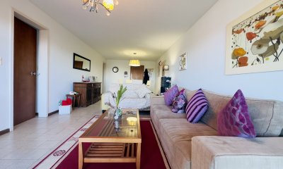 Venta de Apartamento de 2 dormitorios, 2 baños, balcon, vista.