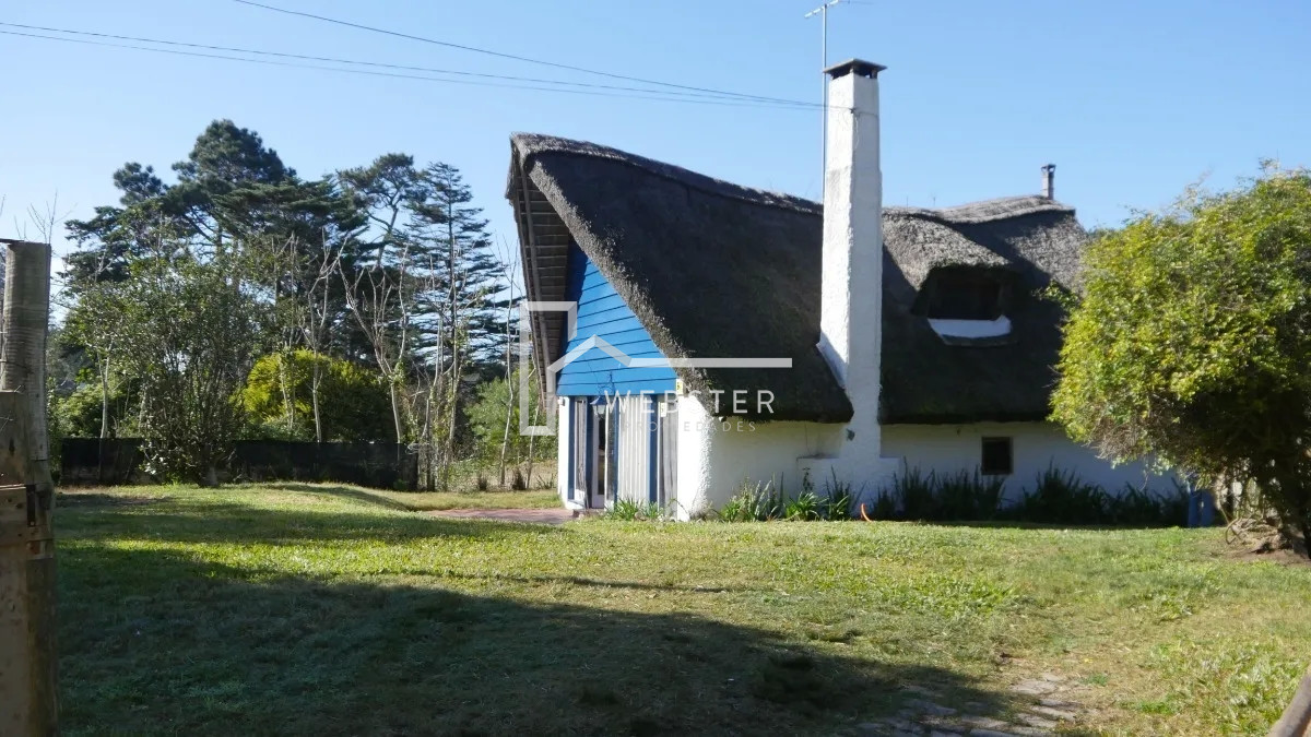 Casa ID.1896 - Casa en venta de dos dormitorio y dependencia en Punta del Este
