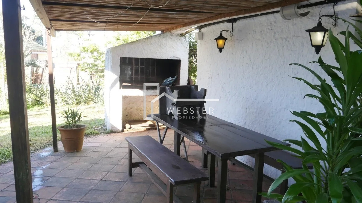 Casa ID.1896 - Casa en venta de dos dormitorio y dependencia en Punta del Este