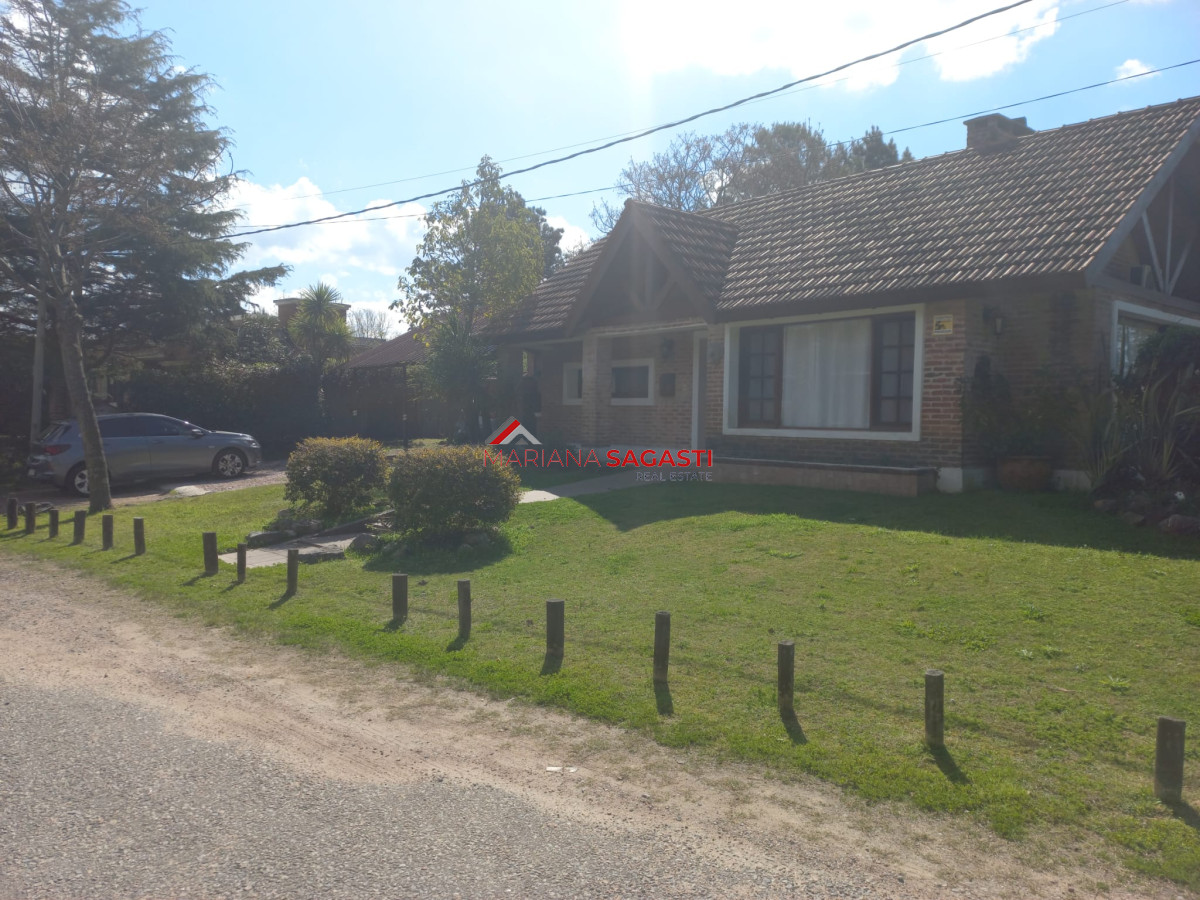 Casa ID.3863 - Alquiler y venta de casa de 3 dormitorios en Punta del Este