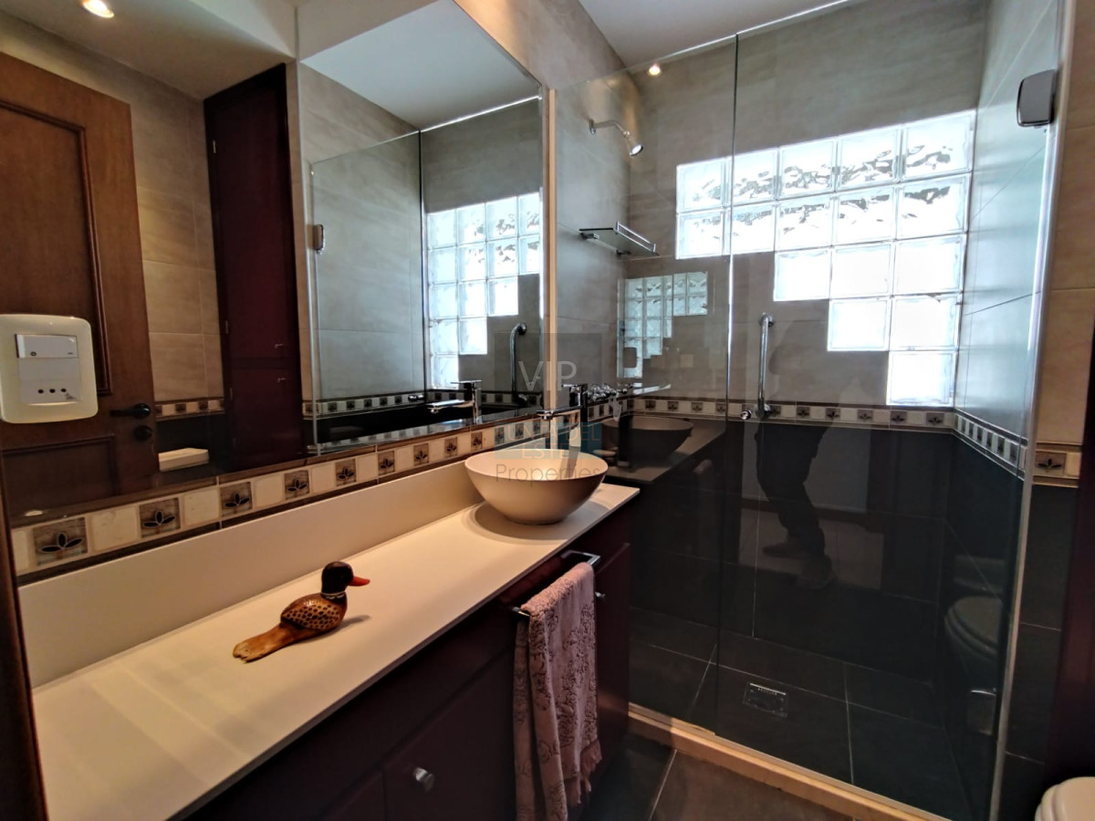 Casa ID.2344 - Venta de hermosa residencia frente al mar! 5 dormitorios 4 suites