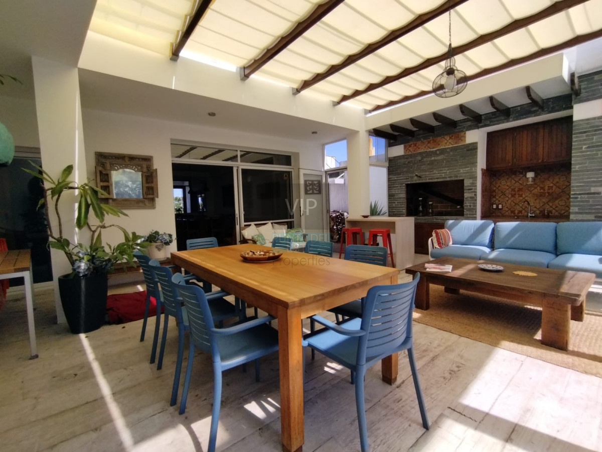 Casa ID.2344 - Venta de hermosa residencia frente al mar! 5 dormitorios 4 suites