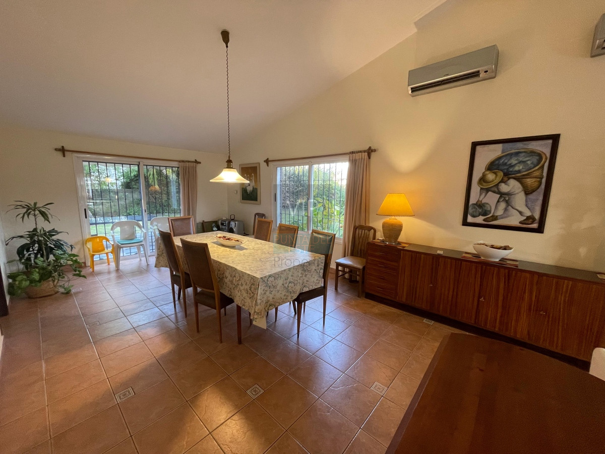 Casa ID.2085 -  Casa en venta, 4 dormitorios  en Punta del Este, playa mansa