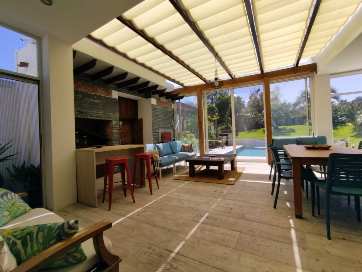 Casa ID.2344 - Venta de hermosa residencia frente al mar! 5 dormitorios 4 suites