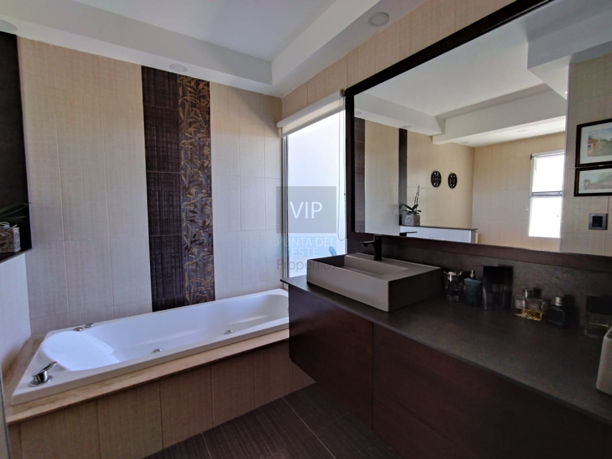 Casa ID.2344 - Venta de hermosa residencia frente al mar! 5 dormitorios 4 suites
