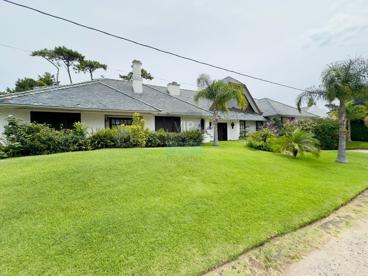Casa ID.2343 - Casa en venta de 4 dormitorios en Punta del Este