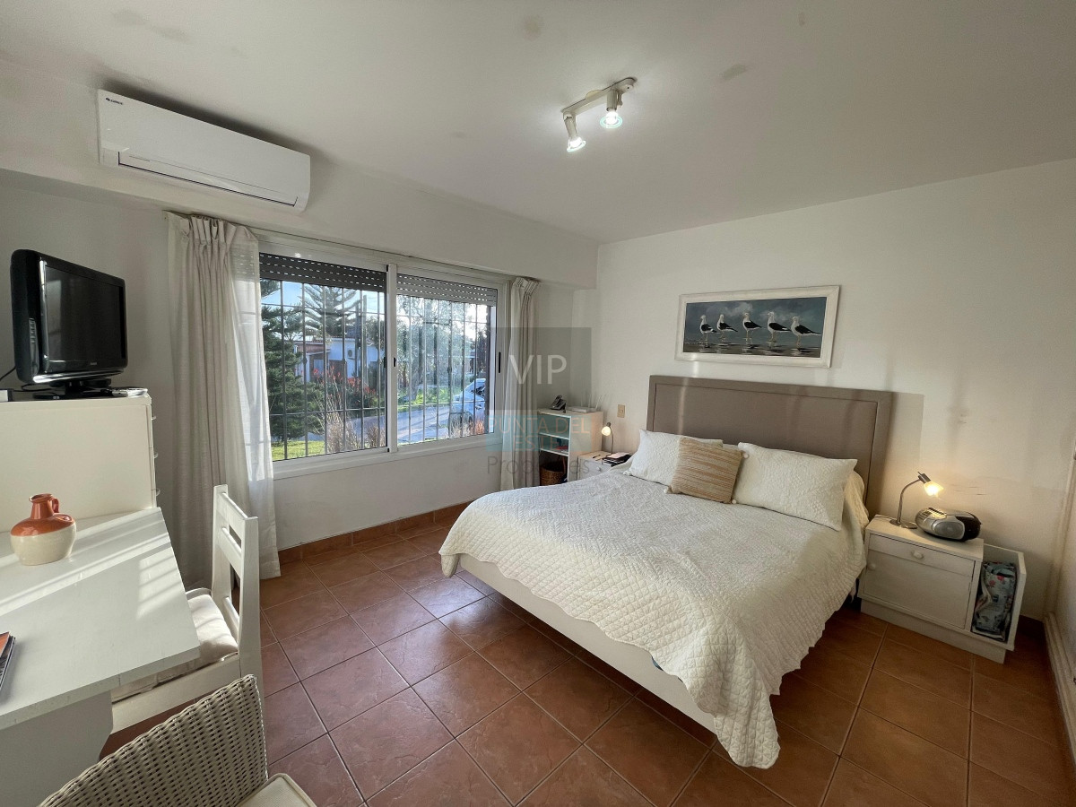 Casa ID.2085 -  Casa en venta, 4 dormitorios  en Punta del Este, playa mansa