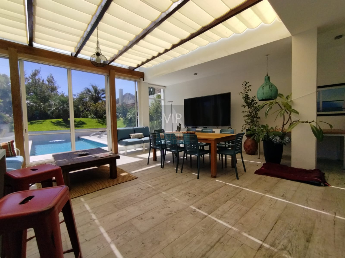 Casa ID.2344 - Venta de hermosa residencia frente al mar! 5 dormitorios 4 suites