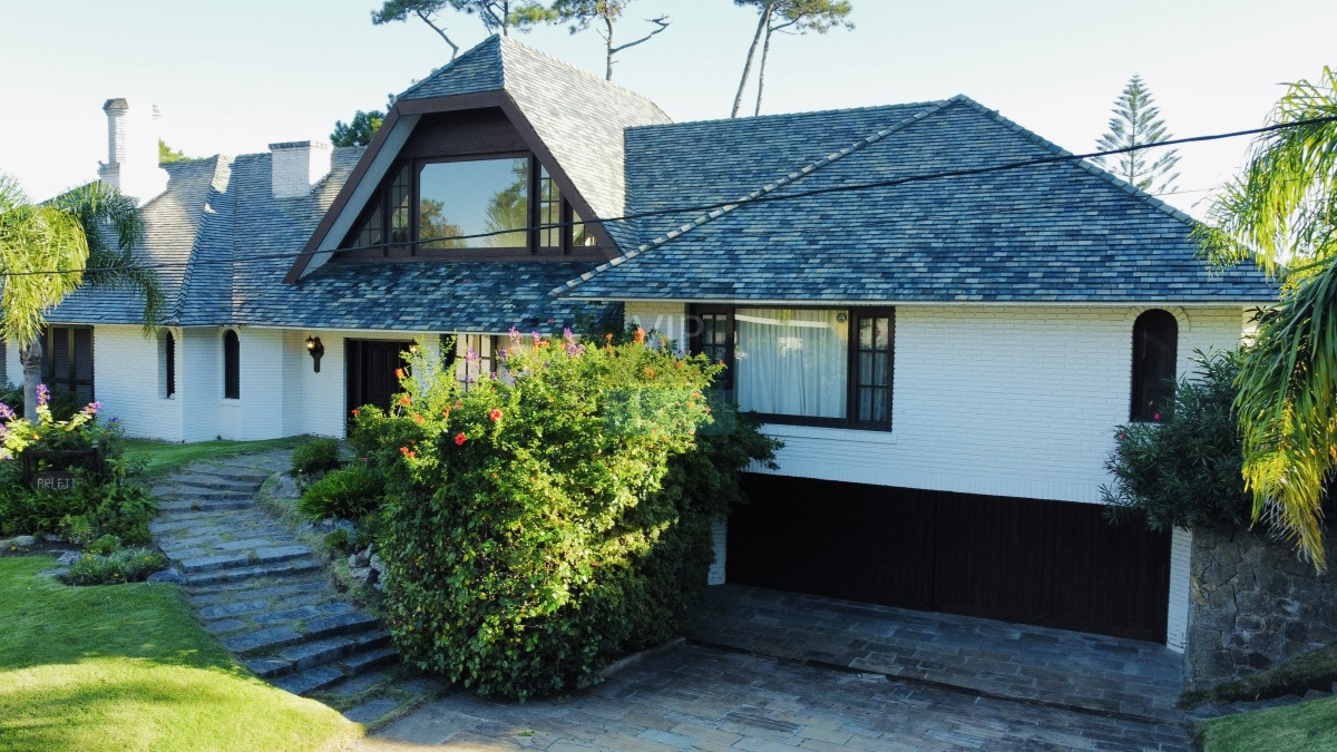 Casa ID.2343 - Casa en venta de 4 dormitorios en Punta del Este