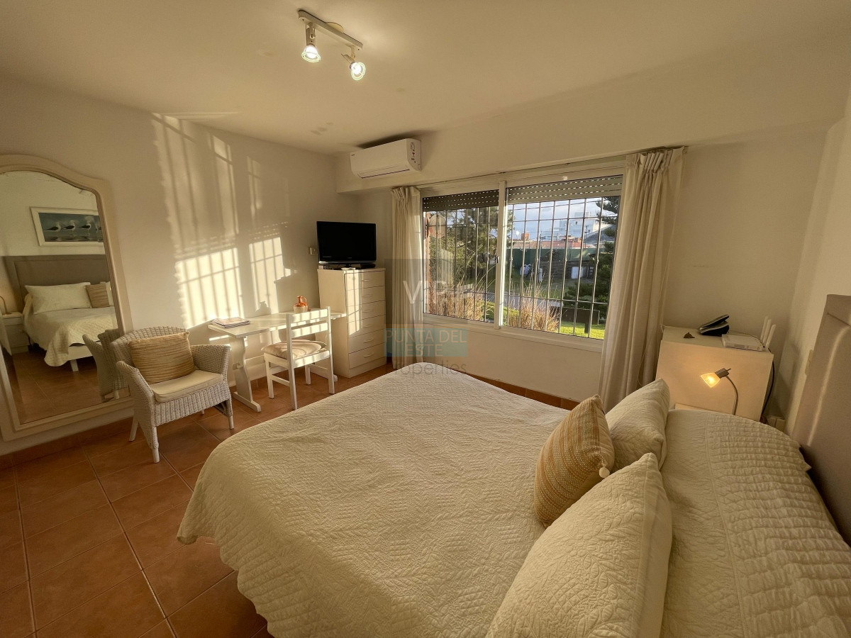 Casa ID.2085 -  Casa en venta, 4 dormitorios  en Punta del Este, playa mansa