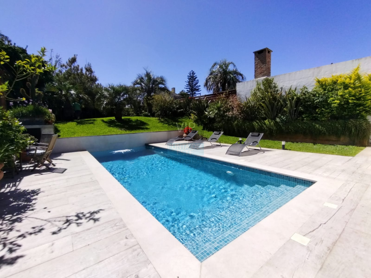 Casa ID.2344 - Venta de hermosa residencia frente al mar! 5 dormitorios 4 suites