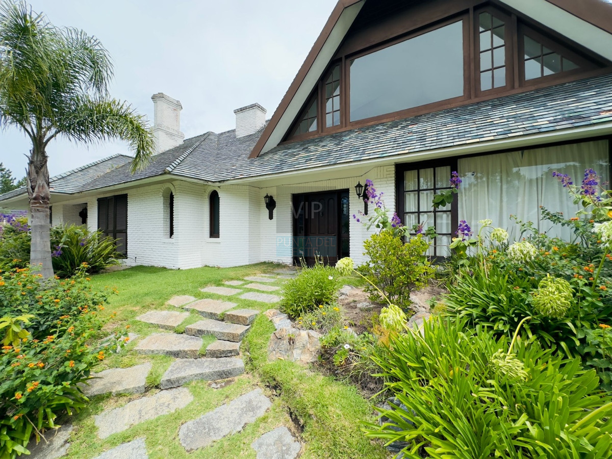 Casa ID.2343 - Casa en venta de 4 dormitorios en Punta del Este