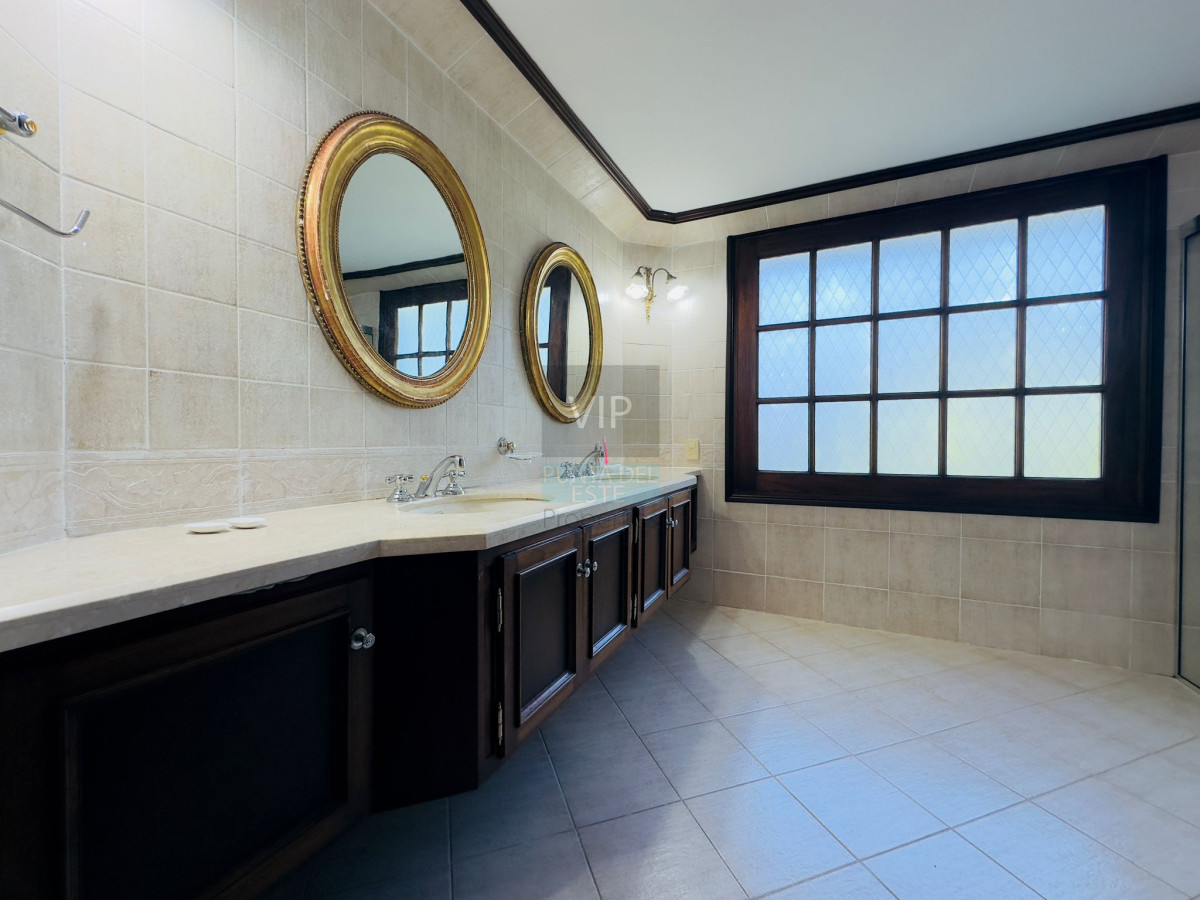 Casa ID.2343 - Casa en venta de 4 dormitorios en Punta del Este