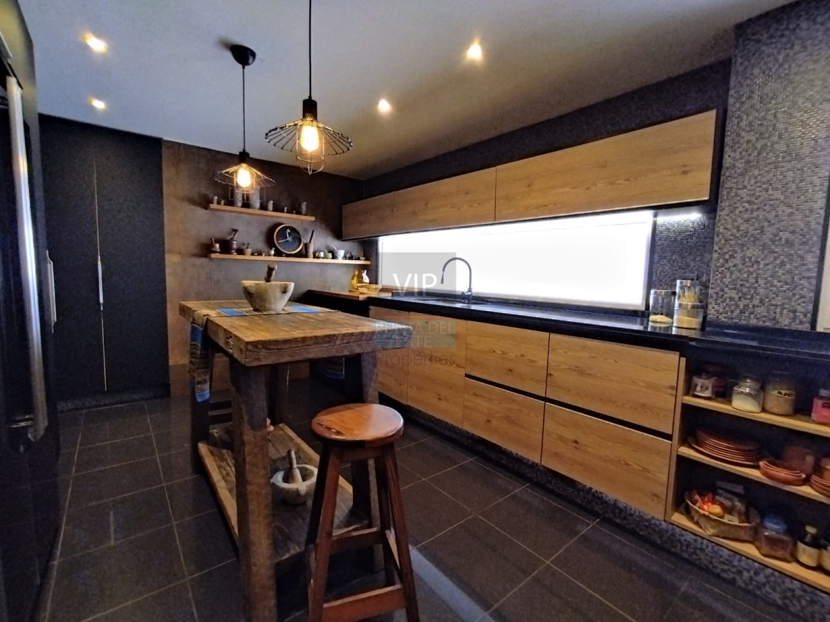 Casa ID.2344 - Venta de hermosa residencia frente al mar! 5 dormitorios 4 suites