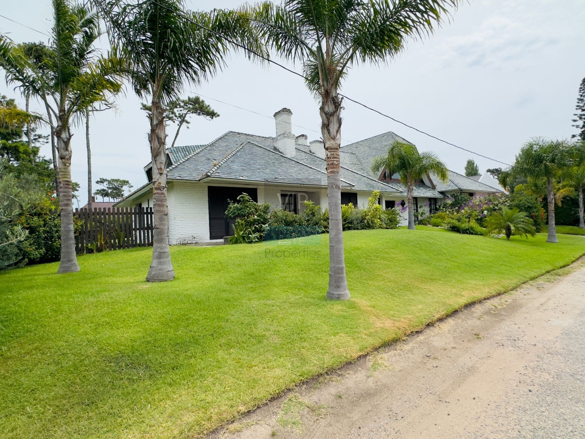 Casa ID.2343 - Casa en venta de 4 dormitorios en Punta del Este