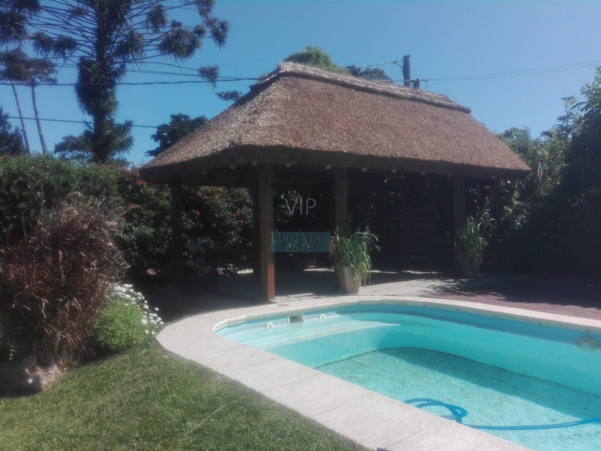 Casa ID.2084 -  Casa de 6 drm en venta. Con renta de USD 3000 en Punta del Este