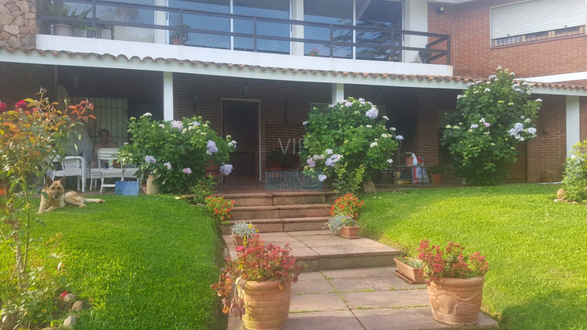 Casa ID.2084 -  Casa de 6 drm en venta. Con renta de USD 3000 en Punta del Este