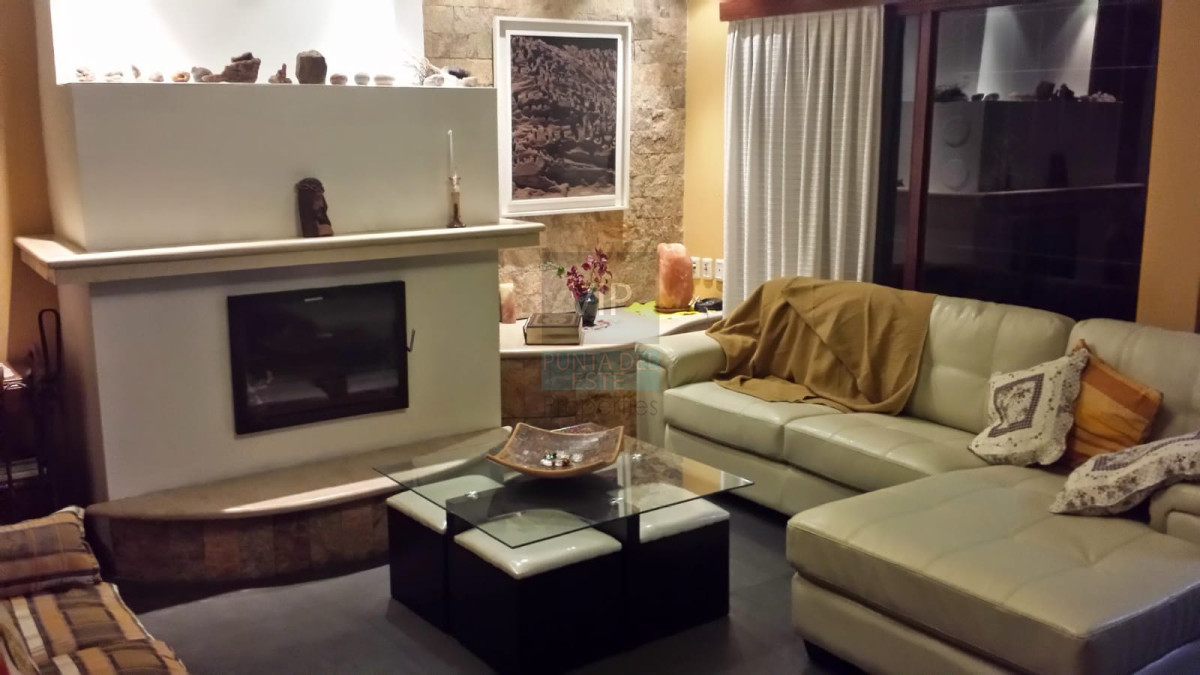 Casa ID.2084 -  Casa de 6 drm en venta. Con renta de USD 3000 en Punta del Este