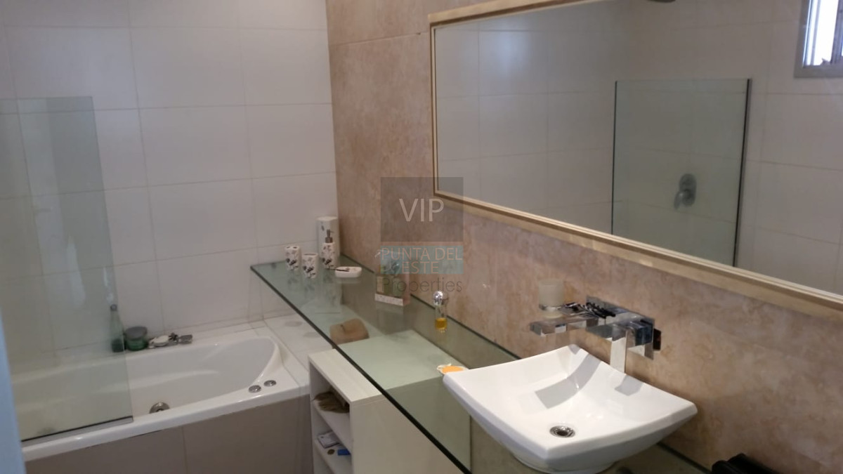 Casa ID.2084 -  Casa de 6 drm en venta. Con renta de USD 3000 en Punta del Este
