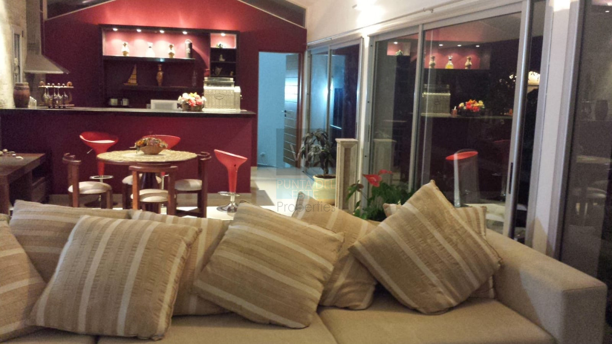 Casa ID.2084 -  Casa de 6 drm en venta. Con renta de USD 3000 en Punta del Este