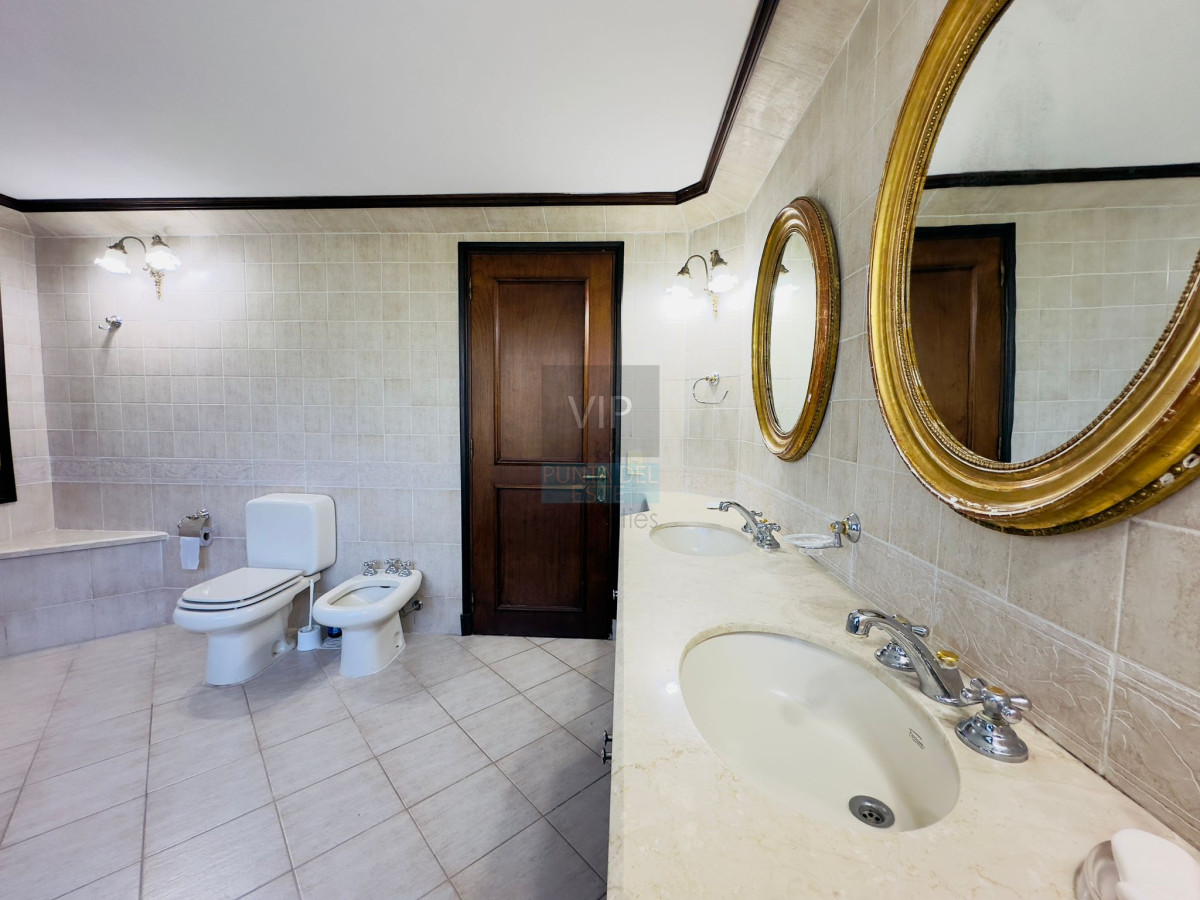 Casa ID.2343 - Casa en venta de 4 dormitorios en Punta del Este