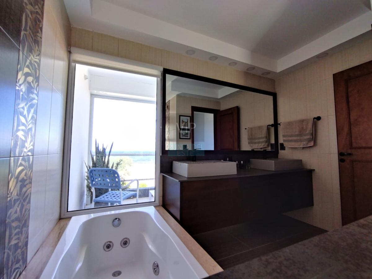 Casa ID.2344 - Venta de hermosa residencia frente al mar! 5 dormitorios 4 suites