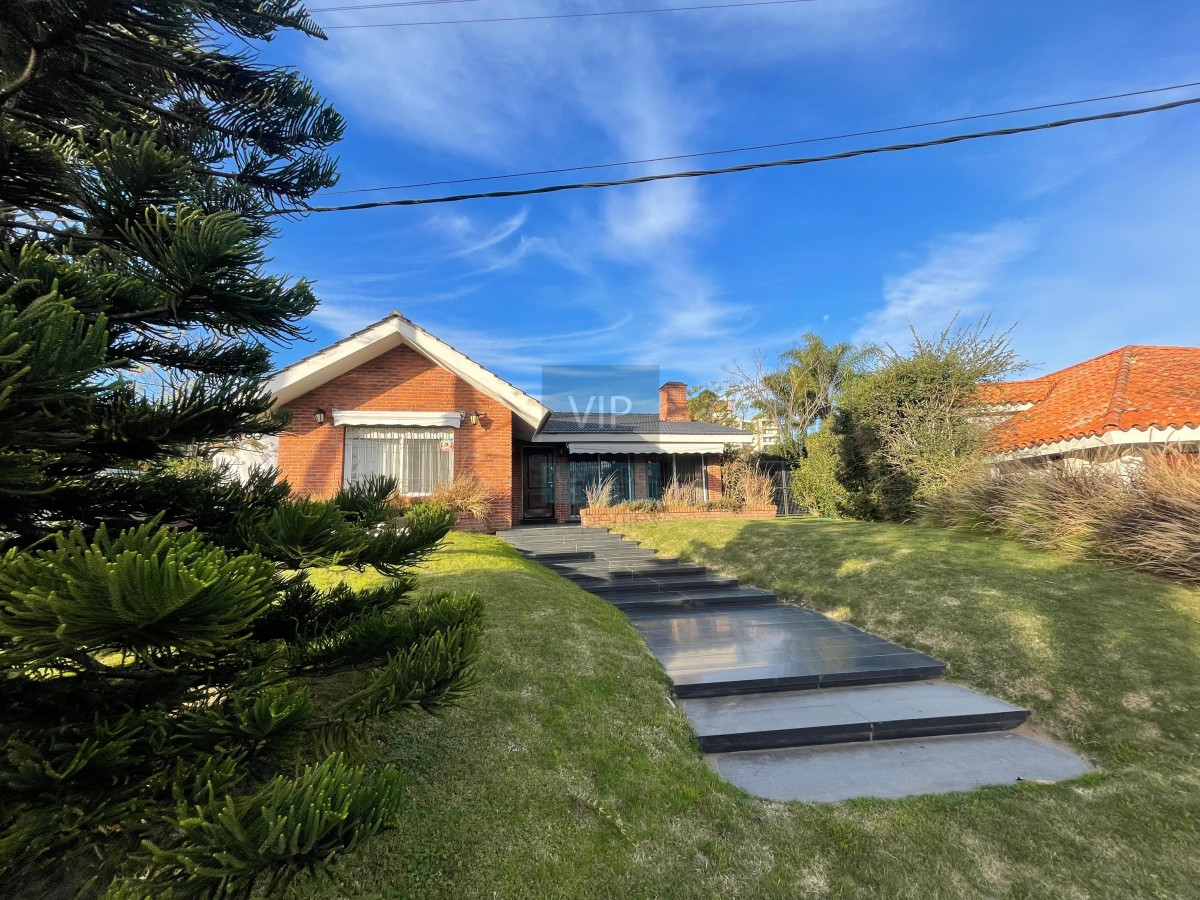 Casa ID.2085 -  Casa en venta, 4 dormitorios  en Punta del Este, playa mansa