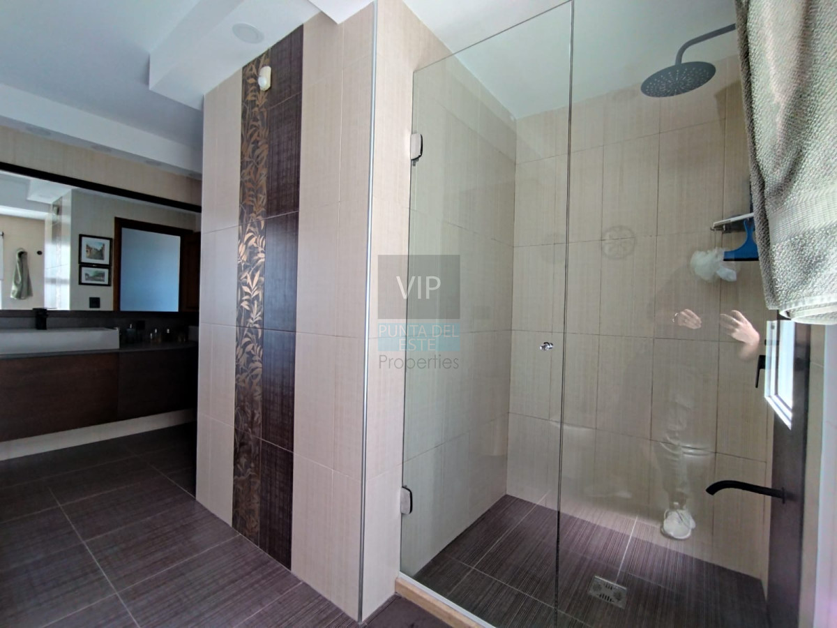 Casa ID.2344 - Venta de hermosa residencia frente al mar! 5 dormitorios 4 suites