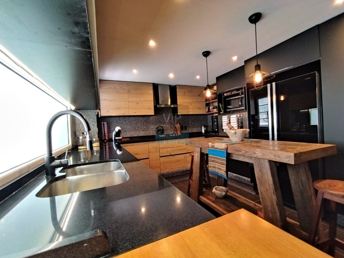 Casa ID.2344 - Venta de hermosa residencia frente al mar! 5 dormitorios 4 suites