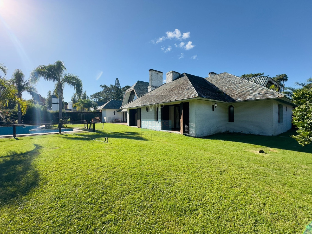 Casa ID.2343 - Casa en venta de 4 dormitorios en Punta del Este