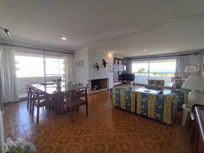 Pinares,apartamento frente al mar con parrillero propio