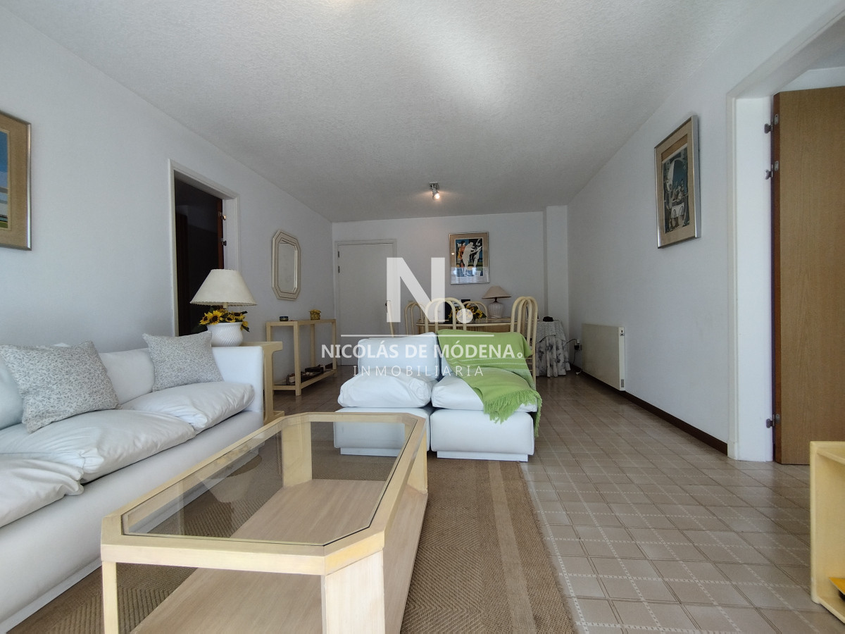 Alquiler y venta de apartamento de dos dormitorios en Punta del Este, Edificio Estrella de Mar - NDM28055A