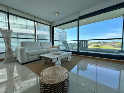 Venta de apartamento en Blue Bird, tres suites. Playa Brava. 