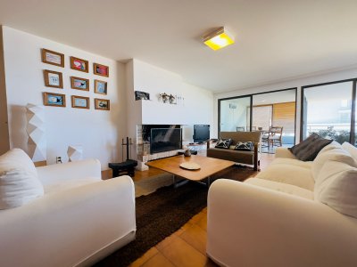 Apartamento en venta, 4 dormitorios, torre de categoría, Punta del Este