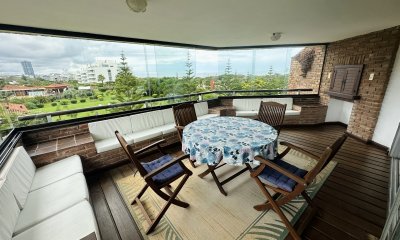 Apartamento en VENTA, primera linea de playa brava.
