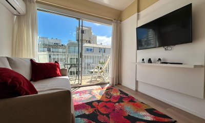 Apartamento en venta en Peninsula a 100 mts de la rambla - Reciclado - Edificio Club del Mar