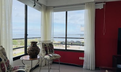 Apartamento en venta, 3 dormitorios, vista al mar, primera linea, playa mansa.