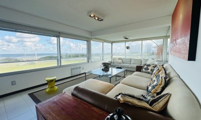 Apartamento de 3 dormitorios y dependencia de servicio en Punta del Este