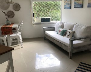 Apartamento en venta de un dormitorio y gran playroom en Punta del Este