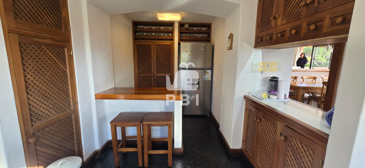 VmVudGEgYXBydGFtZW50byBlbiBQdW50YSBCYWxsZW5hLCBlc3BlY3RhY3VsYXIgdmlzdGEgY29uIFBhcnJpbGxlcm8gcHJvcGlvIC0gTUFSSU5BIERFTCBFU1RFIC0gUmVmIDogUEJJMTU0MDc=