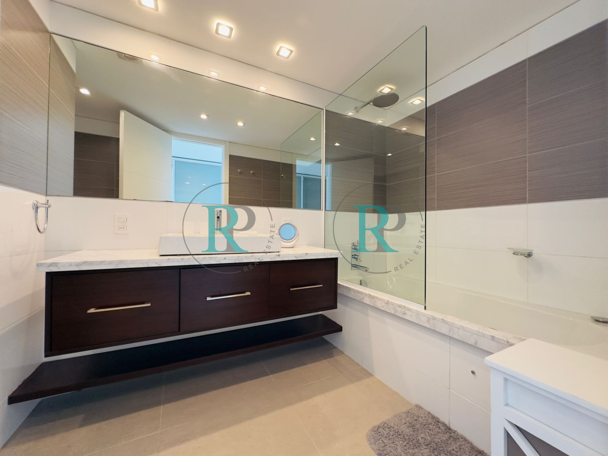 Apartamento ID.1700 - Penthouse en VENTA, 3 dormitorios en suite + Dependencia, vista 180°.