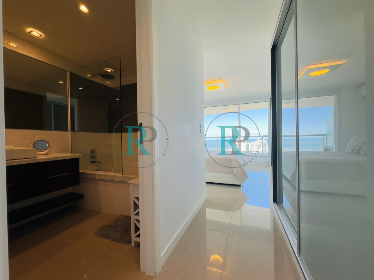 Apartamento ID.1700 - Penthouse en VENTA, 3 dormitorios en suite + Dependencia, vista 180°.