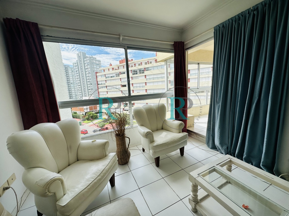 Apartamento ID.2340 - Alquiler y venta de apartamento de 1 dormitorio y medio en Punta del Este