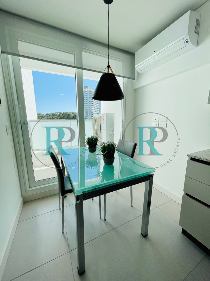 Apartamento ID.1376 - Alquiler  y venta de apartamento de 3 dormitorios en Punta del Este 