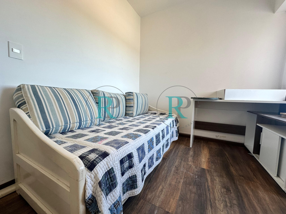 Apartamento ID.2407 - Apartamento de dos dormitorios y dependencia de servicio en venta en Punta del Este