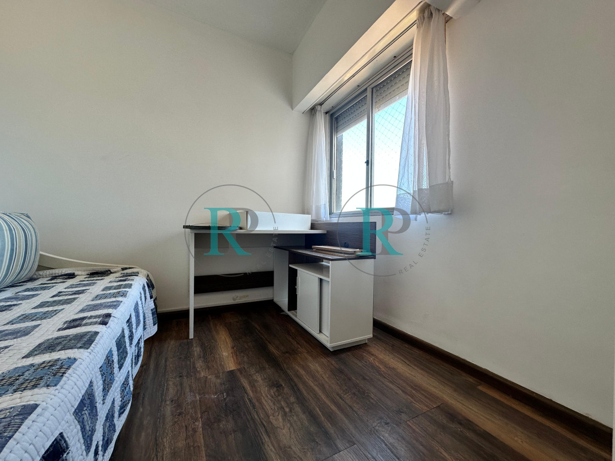 Apartamento ID.2407 - Apartamento de dos dormitorios y dependencia de servicio en venta en Punta del Este
