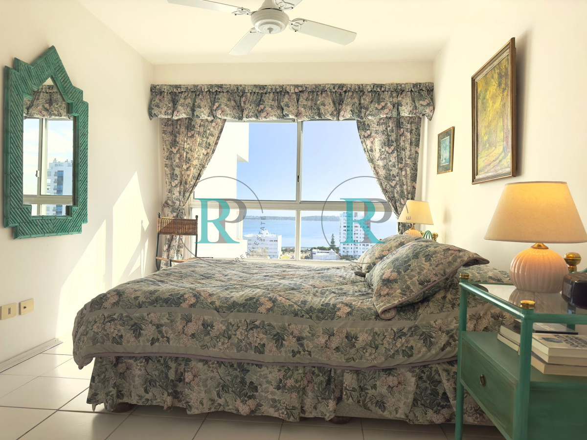 Apartamento ID.1860 - Apto en venta de 2 dormitorios, 2 baños, Punta del este. 
